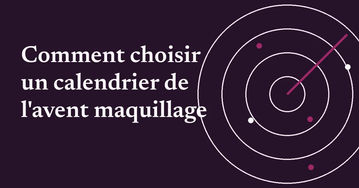 Boîtes cadeaux et produits de maquillage posés sur une table avant les fêtes