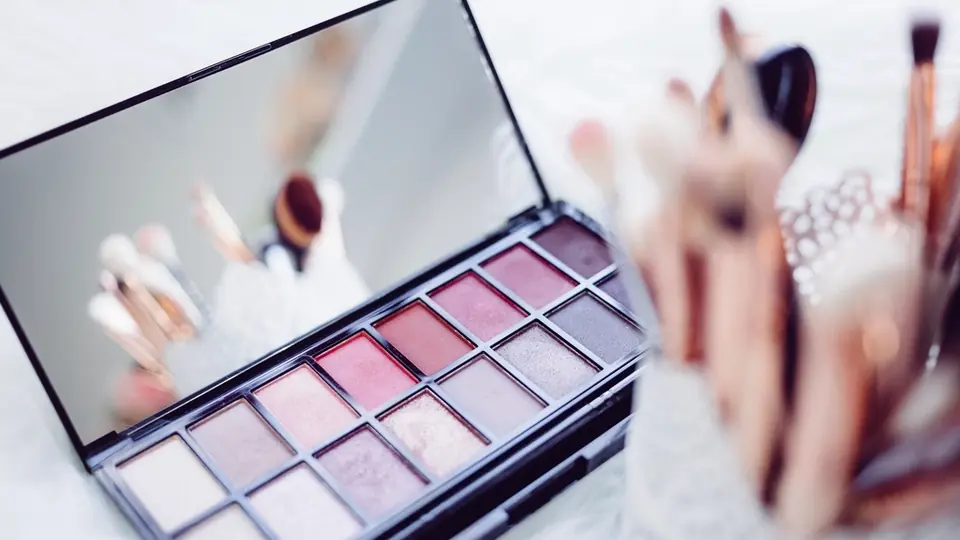 Palette de maquillage nette au premier plan, fond flou