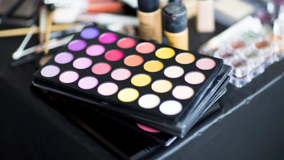 Produits de maquillage étalés sur une table
